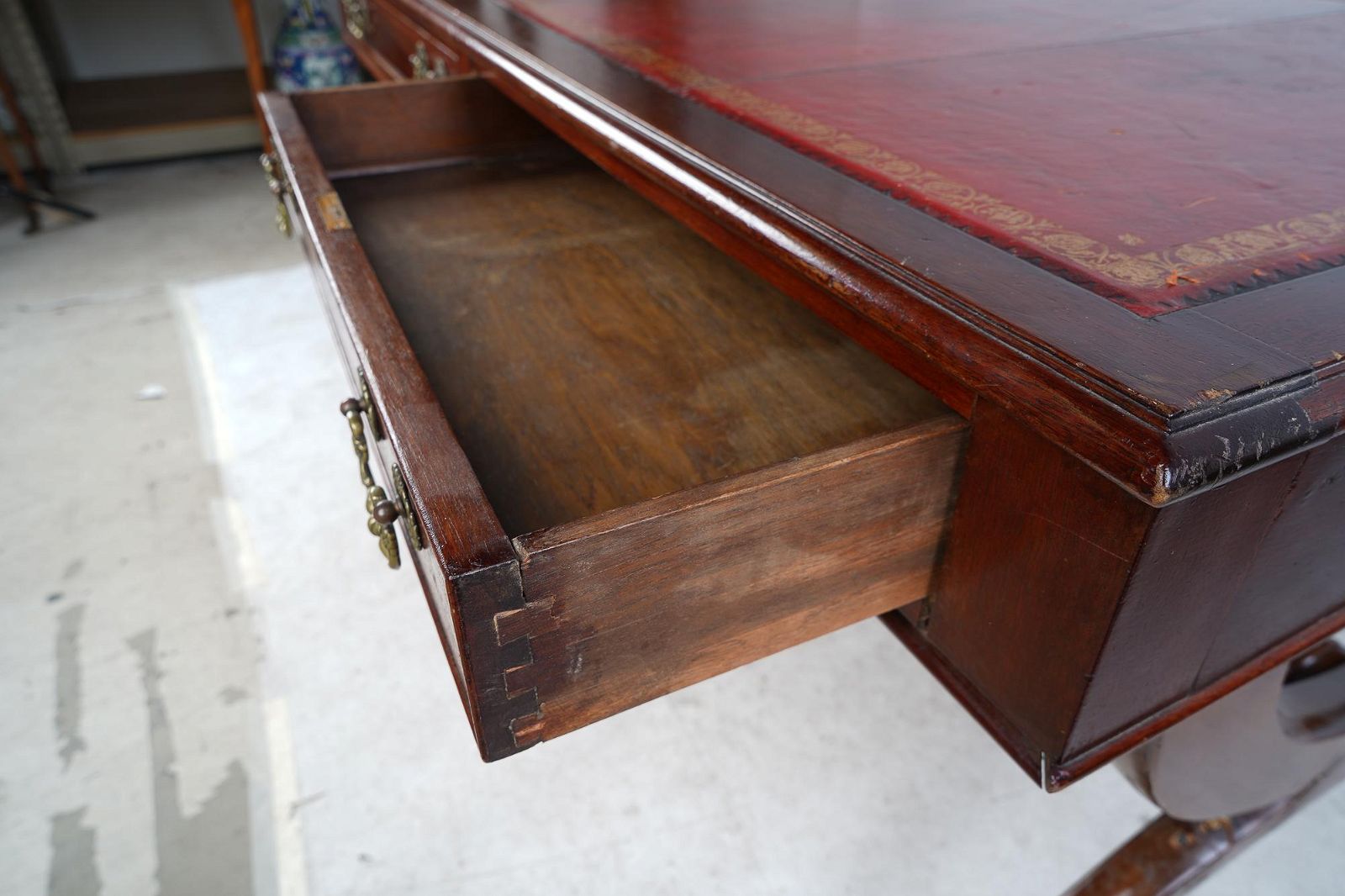 AF5-135: Antique Early 20th C English Regency Classical Style Mahogany Leather Top Writing Desk w/ 2 Drawers