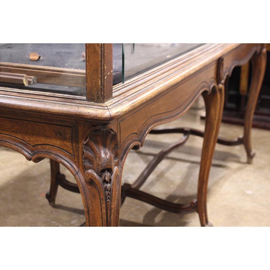 AF3-119: ANTIQUE LATE 19TH CENTURY LOUIS XV STYLE WALNUT TABLE VITRINE