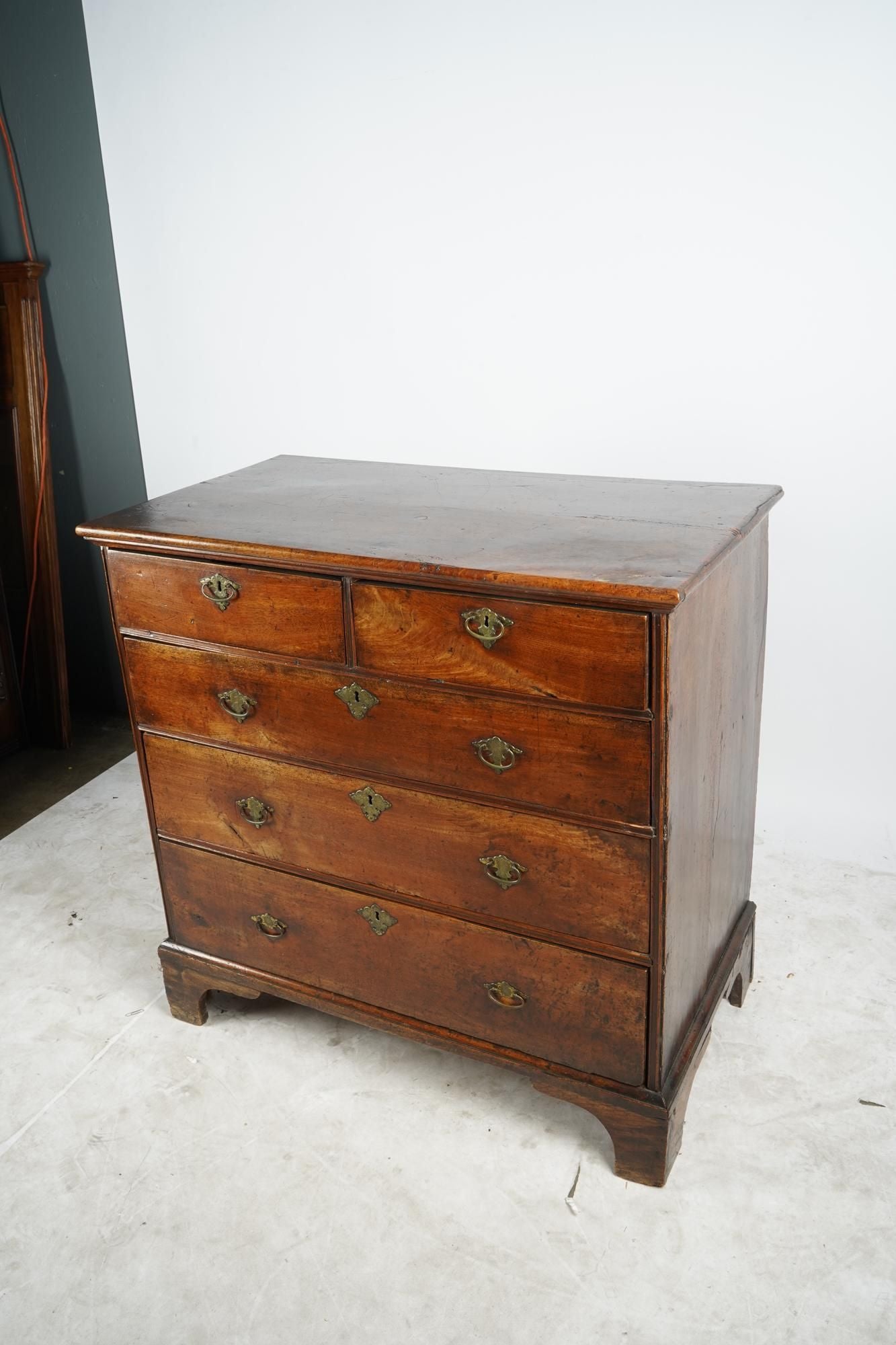 AF4-100: ANTIQUE LATE 18TH C AMERICAN FEDERAL WALNUT CHEST OF DRAWERS