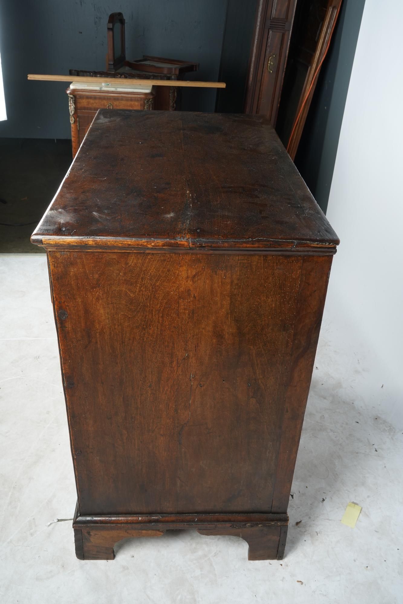 AF4-100: ANTIQUE LATE 18TH C AMERICAN FEDERAL WALNUT CHEST OF DRAWERS