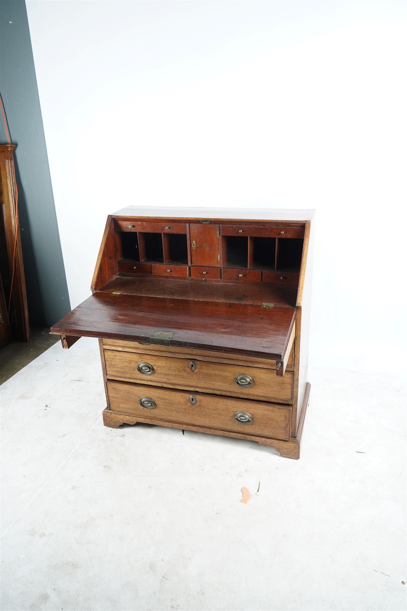 AF5-100: ANTIQUE LATE 18TH CENTURY AMERICAN FEDERAL MAHOGANY SLANT FRONT DESK