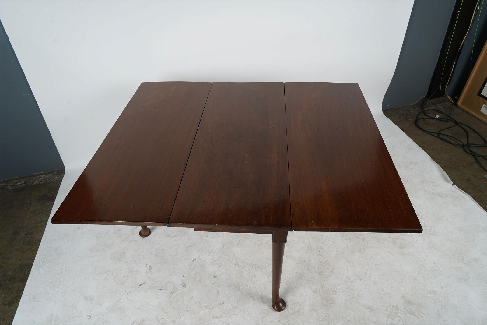 AF1-012: Antique Period English Queen Anne Mahogany Drop Leaf Table Late 18th Century