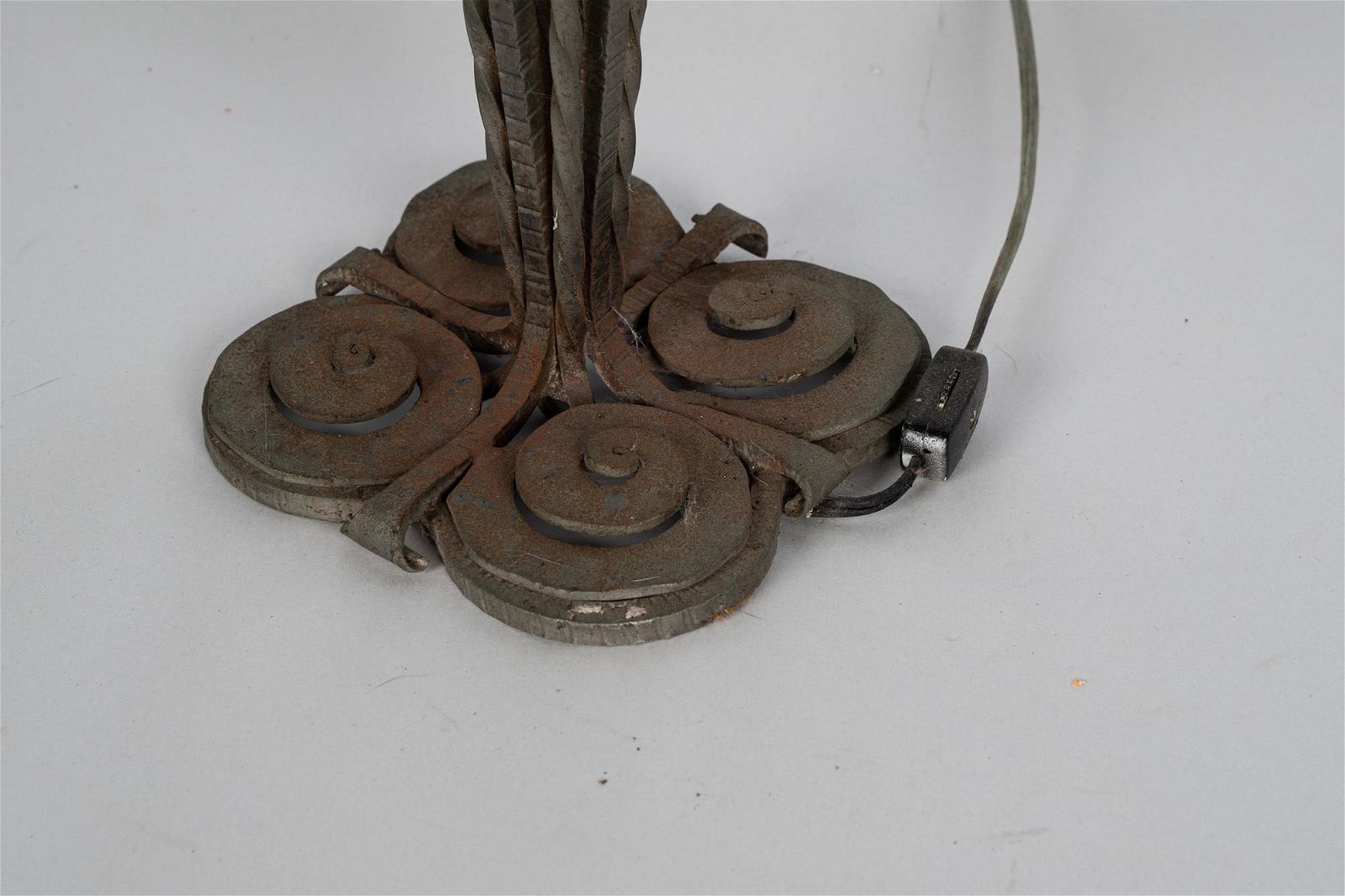 AL2-012: EARLY 20TH CENTURY FRENCH ART DECO HAND FORGED WROUGHT IRON LAMP