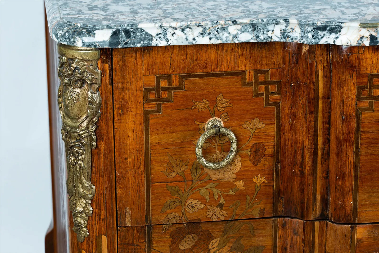 AF4-104: ANTIQUE LATE 19TH CENTURY FRENCH LOUIS XV/XVI TRANSITIONAL STYLE MARQUETRY COMMODE