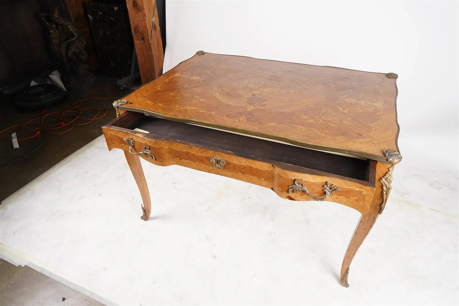 AF5-005: ANTIQUE LATE 19TH CENTURY LOUIS XV STYLE GILT ORMULA MARQUETRY KINGWOOD BUREAU PLAT W/ INLAY TOP