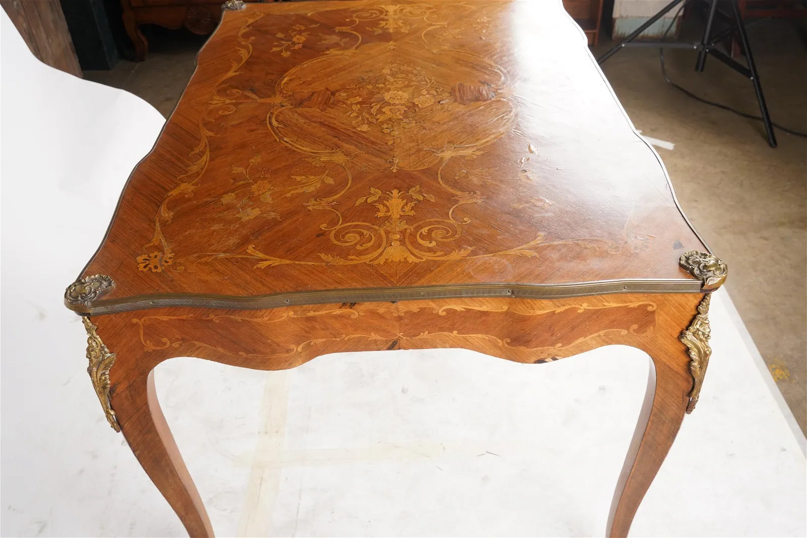 AF5-005: ANTIQUE LATE 19TH CENTURY LOUIS XV STYLE GILT ORMULA MARQUETRY KINGWOOD BUREAU PLAT W/ INLAY TOP