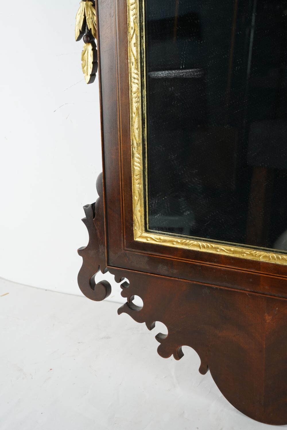 AF7-102: EARLY 20TH CENTURY PARCEL GILT FEDERAL STYLE MIRROR