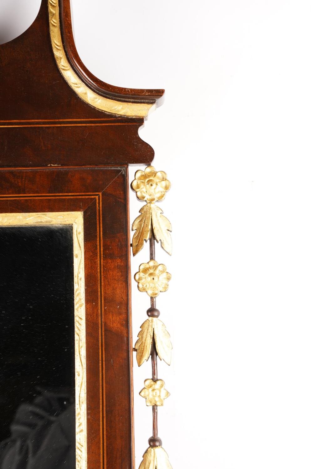 AF7-102: EARLY 20TH CENTURY PARCEL GILT FEDERAL STYLE MIRROR