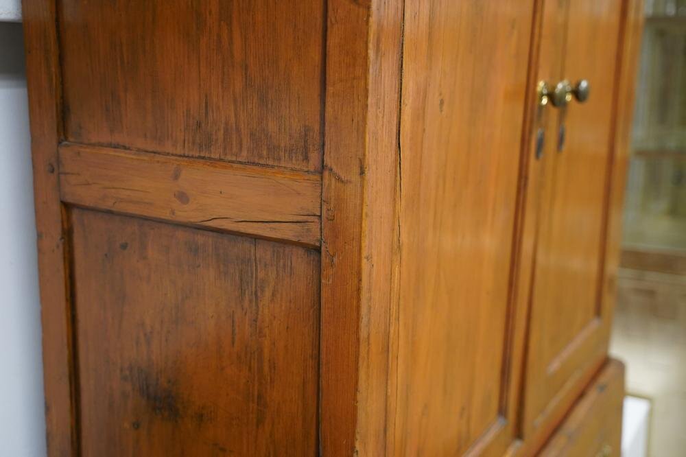 AF4-105: ANTIQUE LATE 18TH C AMERICAN COLONIAL PINE LINEN PRESS