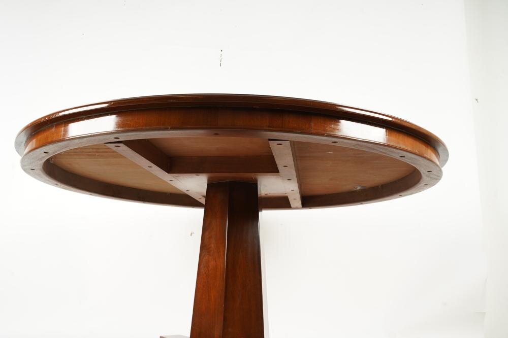 AF1-109: LATE 20TH CENTURY AMERICAN LATE CLASSICAL STYLE 54" ROUND MAHOGANY PEDESTAL DINING TABLE