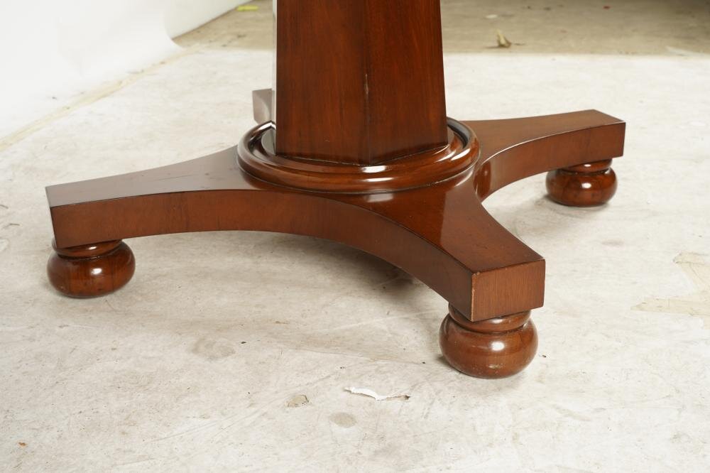 AF1-109: LATE 20TH CENTURY AMERICAN LATE CLASSICAL STYLE 54" ROUND MAHOGANY PEDESTAL DINING TABLE