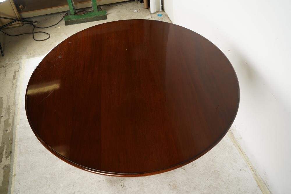 AF1-109: LATE 20TH CENTURY AMERICAN LATE CLASSICAL STYLE 54" ROUND MAHOGANY PEDESTAL DINING TABLE