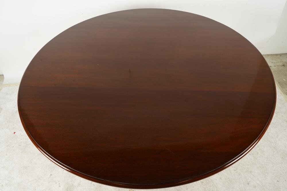 AF1-109: LATE 20TH CENTURY AMERICAN LATE CLASSICAL STYLE 54" ROUND MAHOGANY PEDESTAL DINING TABLE