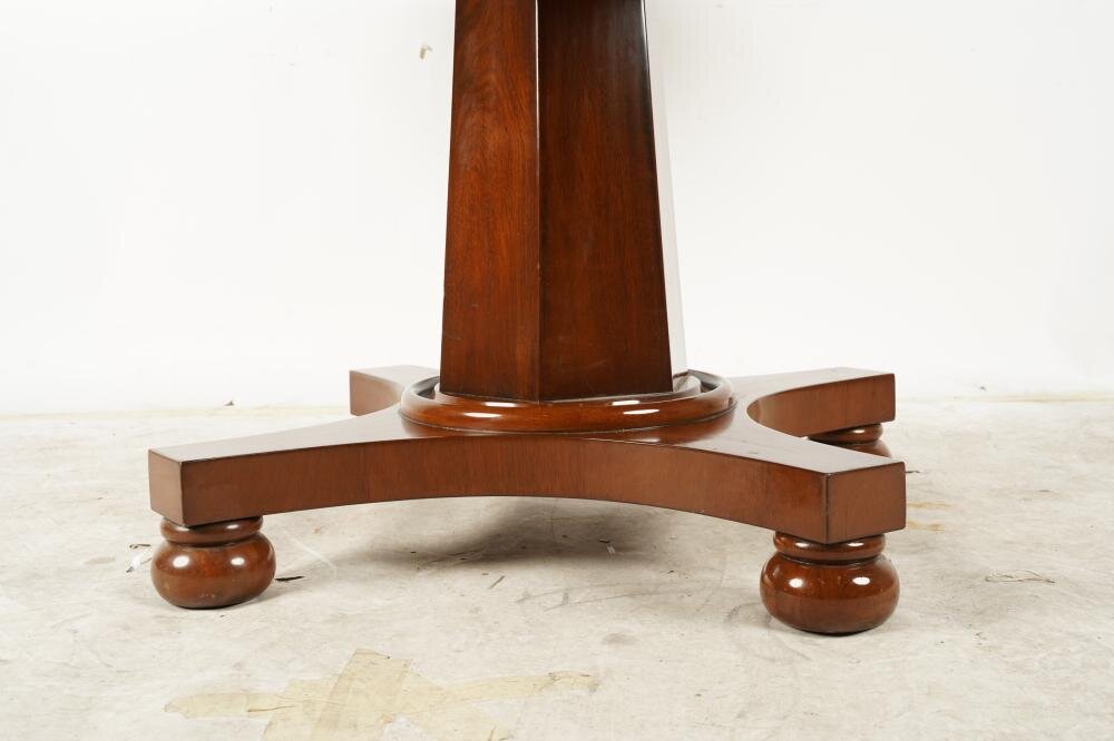 AF1-109: LATE 20TH CENTURY AMERICAN LATE CLASSICAL STYLE 54" ROUND MAHOGANY PEDESTAL DINING TABLE