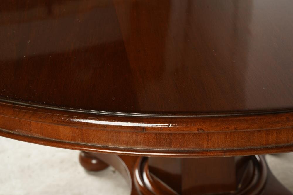 AF1-109: LATE 20TH CENTURY AMERICAN LATE CLASSICAL STYLE 54" ROUND MAHOGANY PEDESTAL DINING TABLE