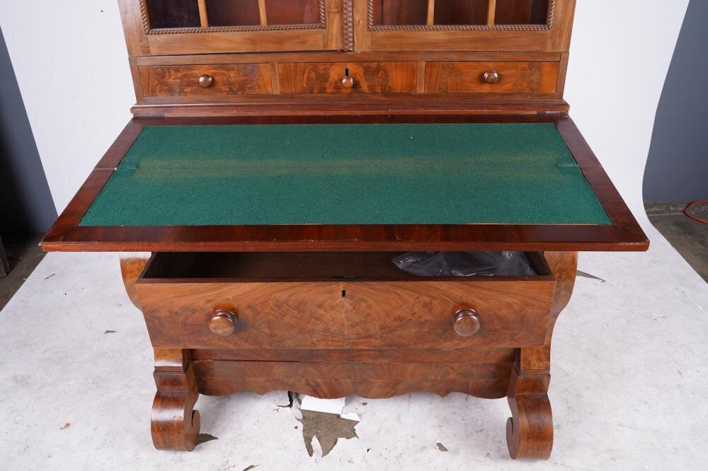 AF5-104: ANTIQUE MID 19TH C AMERICAN CLASSICAL MAHOGANY SECRETARY / BOOKCASE