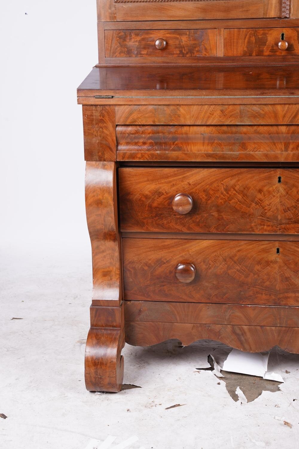 AF5-104: ANTIQUE MID 19TH C AMERICAN CLASSICAL MAHOGANY SECRETARY / BOOKCASE