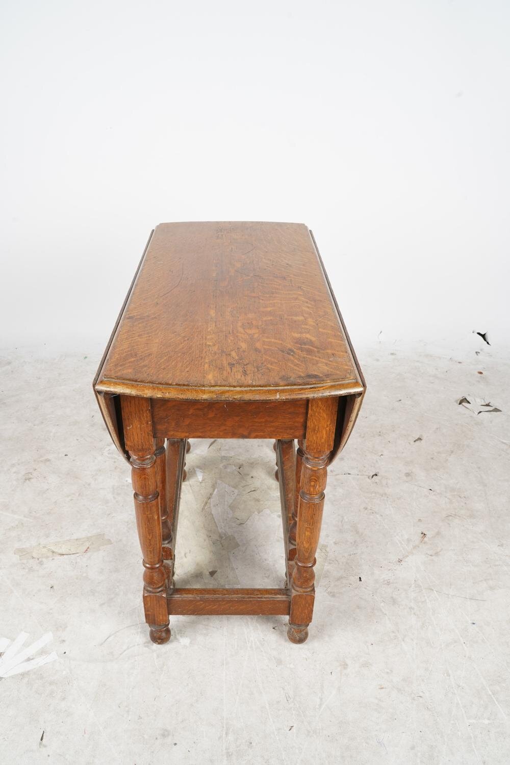 AF1-102: ANTIQUE LATE 19TH C AMERICAN QUARTER SAWN OAK GATELEG TABLE