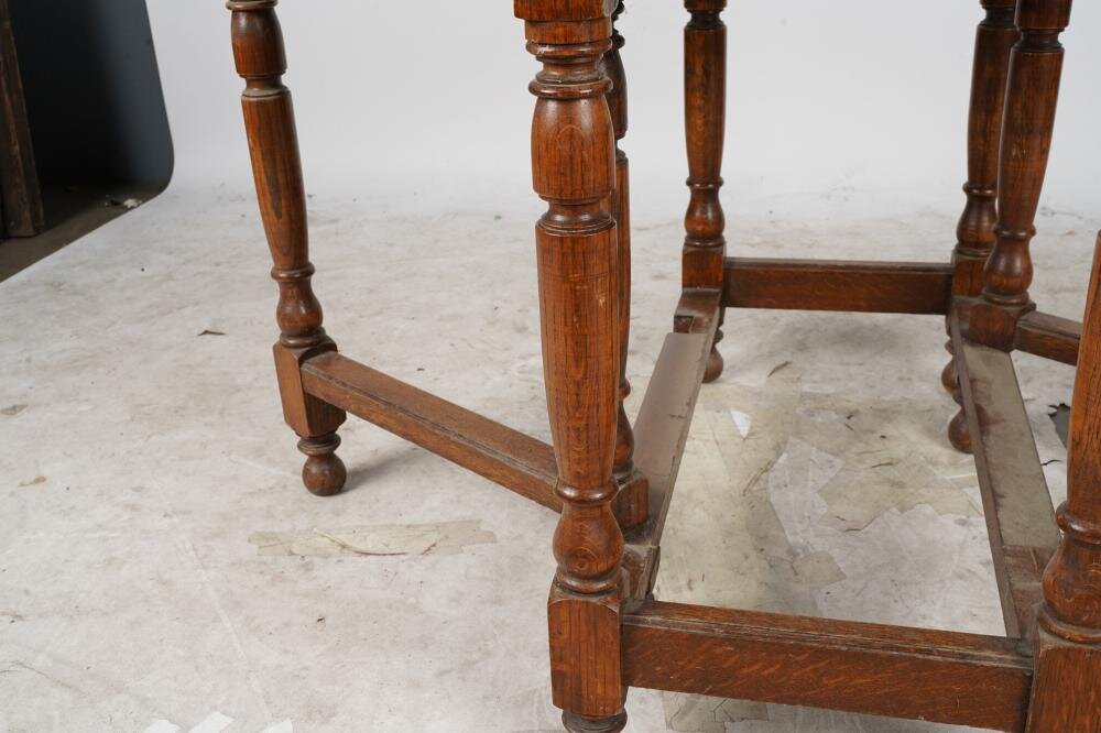 AF1-102: ANTIQUE LATE 19TH C AMERICAN QUARTER SAWN OAK GATELEG TABLE