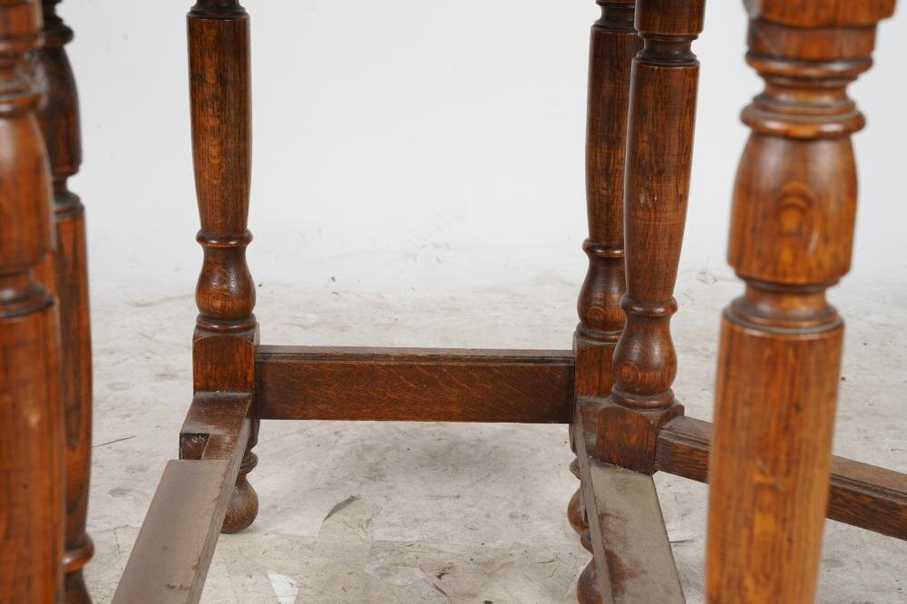 AF1-102: ANTIQUE LATE 19TH C AMERICAN QUARTER SAWN OAK GATELEG TABLE