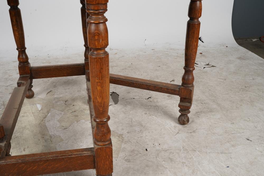 AF1-102: ANTIQUE LATE 19TH C AMERICAN QUARTER SAWN OAK GATELEG TABLE