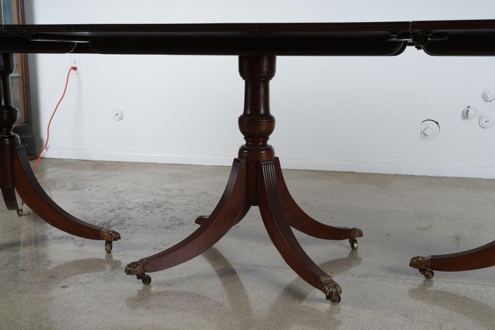 AF1-100: ANTIQUE EARLY 19TH CENTURY ENGLISH REGENCY 3 PEDESTAL MAHOGANY DINING TABLE