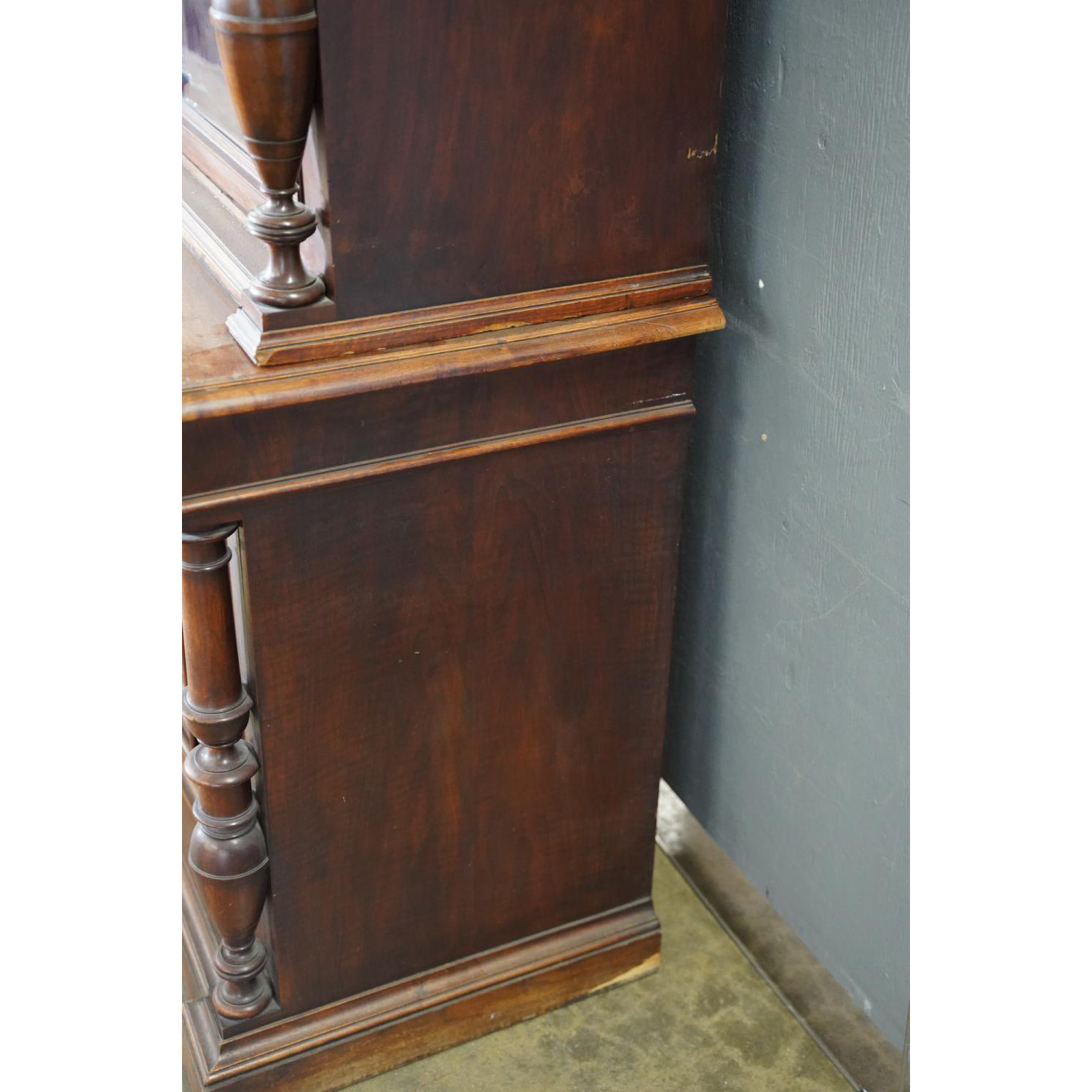 AF3-198: ANTIQUE MID 19TH CENTURY AMERICAN RENAISSANCE REVIVAL WALNUT BOOKCASE