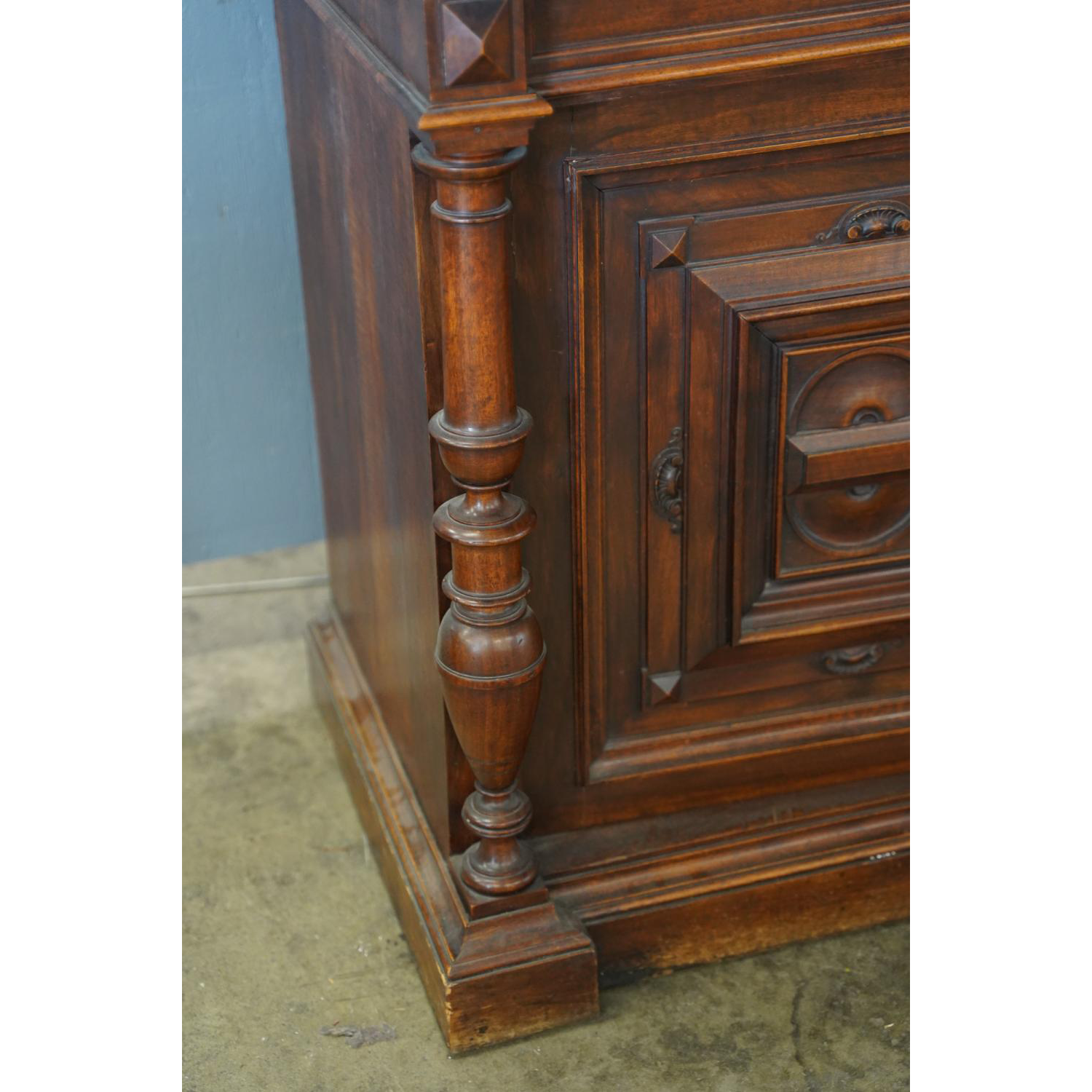 AF3-198: ANTIQUE MID 19TH CENTURY AMERICAN RENAISSANCE REVIVAL WALNUT BOOKCASE