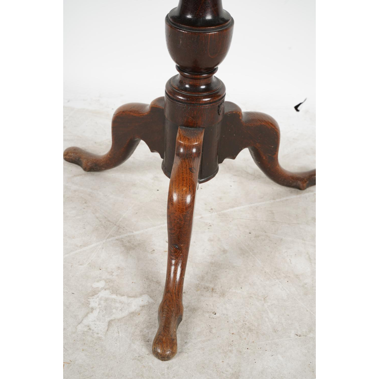 AF1-281: ANTIQUE 18TH CENTURY GEORGIAN OAK TILT TOP TRIPOD TABLE